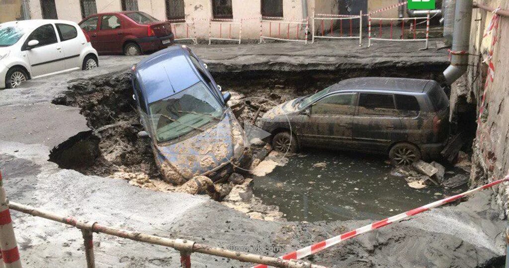 Причины прорыва трубы. Прорыв трубы. прорвало трубу в ресторане. прорвало трубу отопления. прорвало трубу с кипятком.