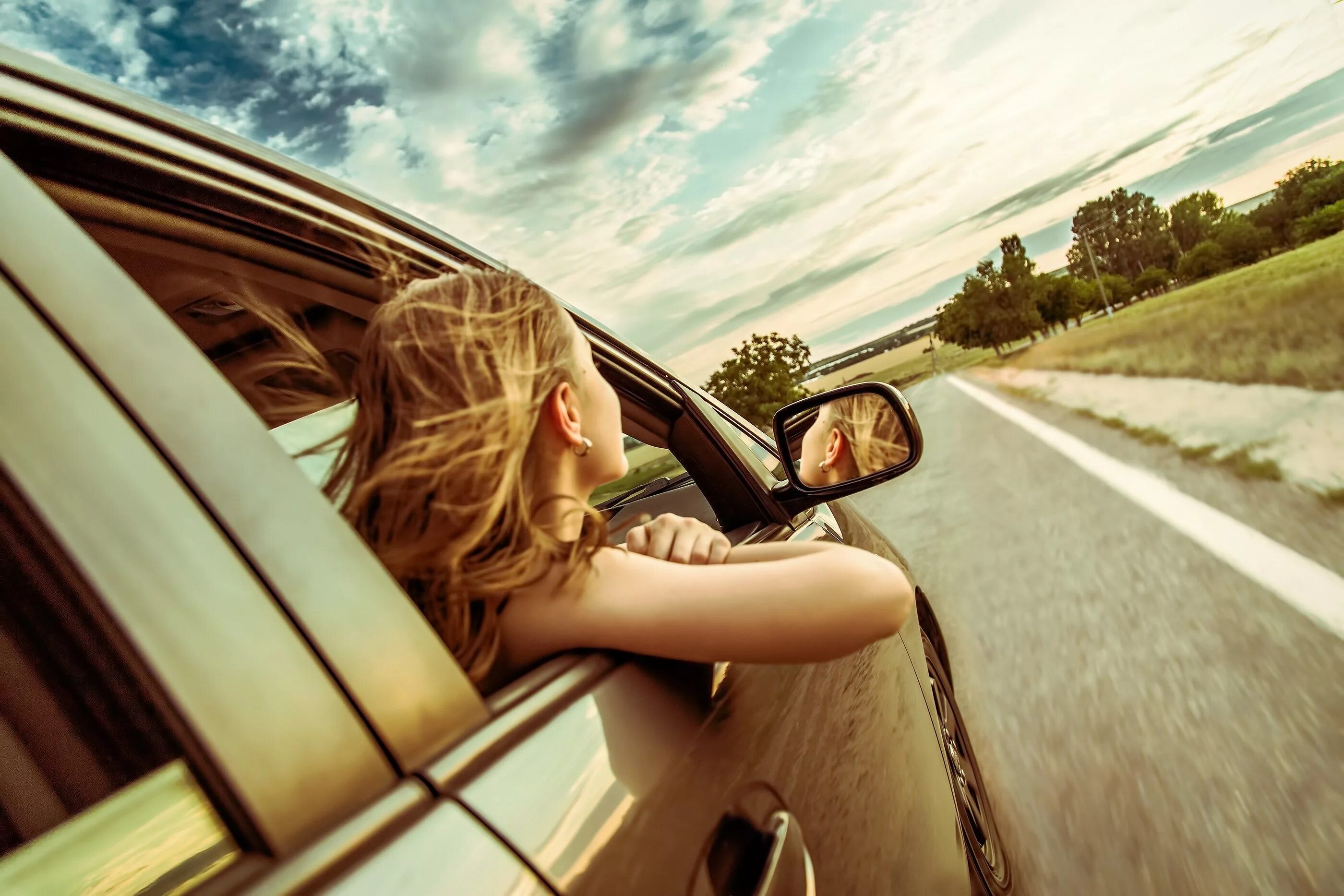 She to work by car. Девушка в путешествии. Улица дорога машина девушка. Природа дорога машина девушка фото. Фото прикрывает машиной.