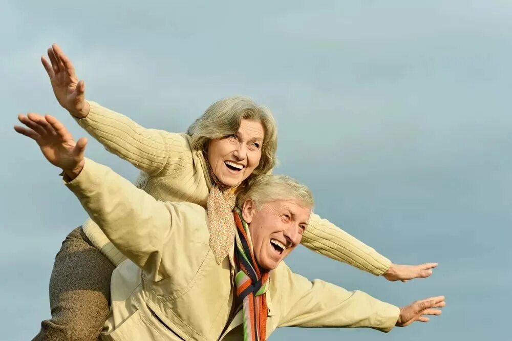 Счастливые пожилые люди. Счастливые пенсионеры. Счастливая старость. Веселые пожилые люди.
