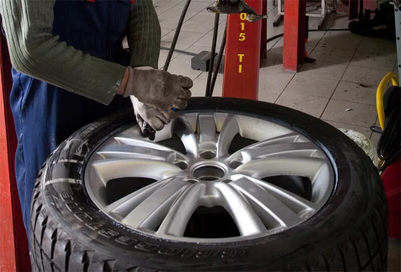 Колесо шиномонтаж. Шиномонтаж шины. Демонтаж шины с диска. Балансировка колес.