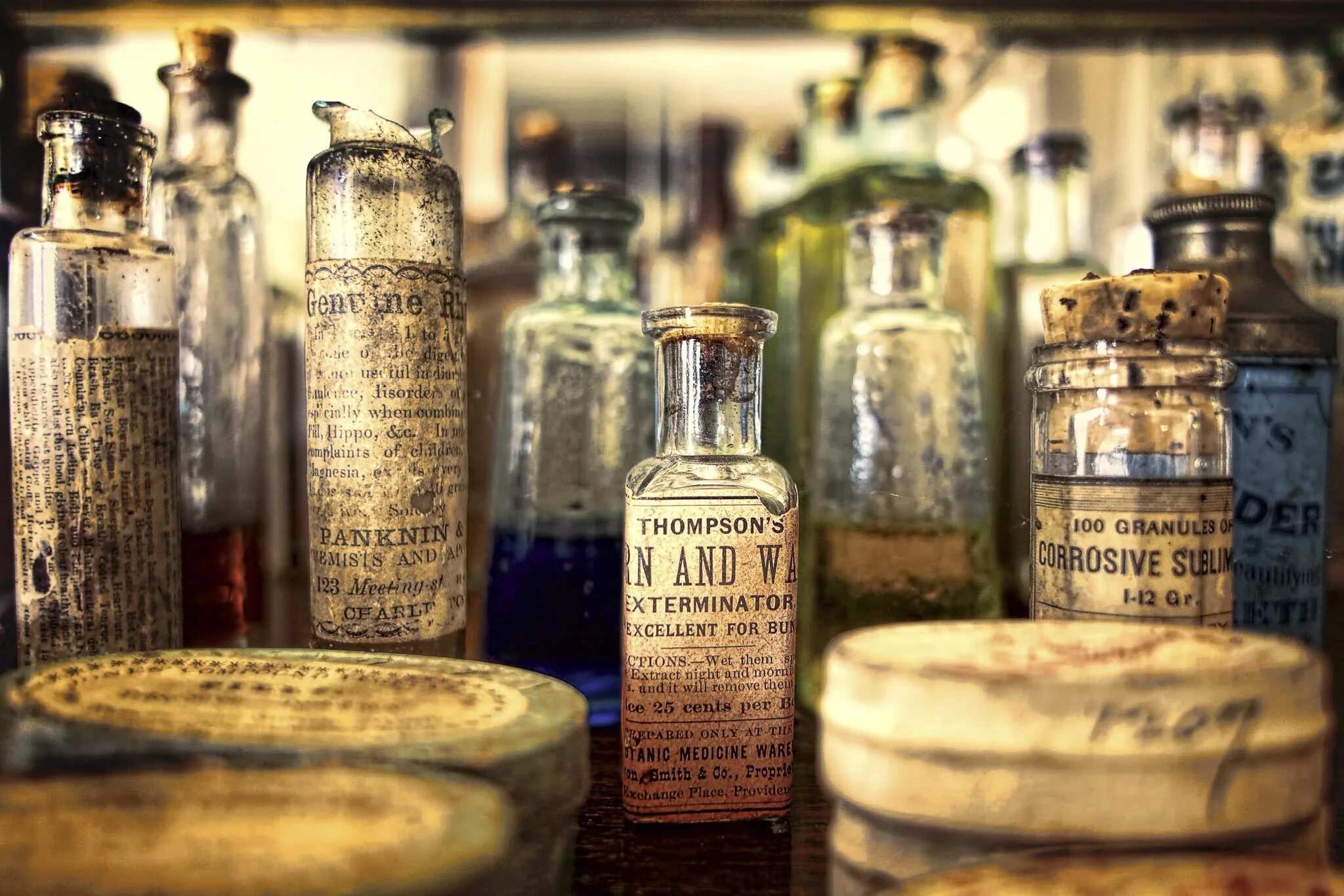Вещества древности. Аптечные склянки 18 века в России. Старинные лекарства. Старинные аптекарские баночки. Старинные склянки для лекарств.