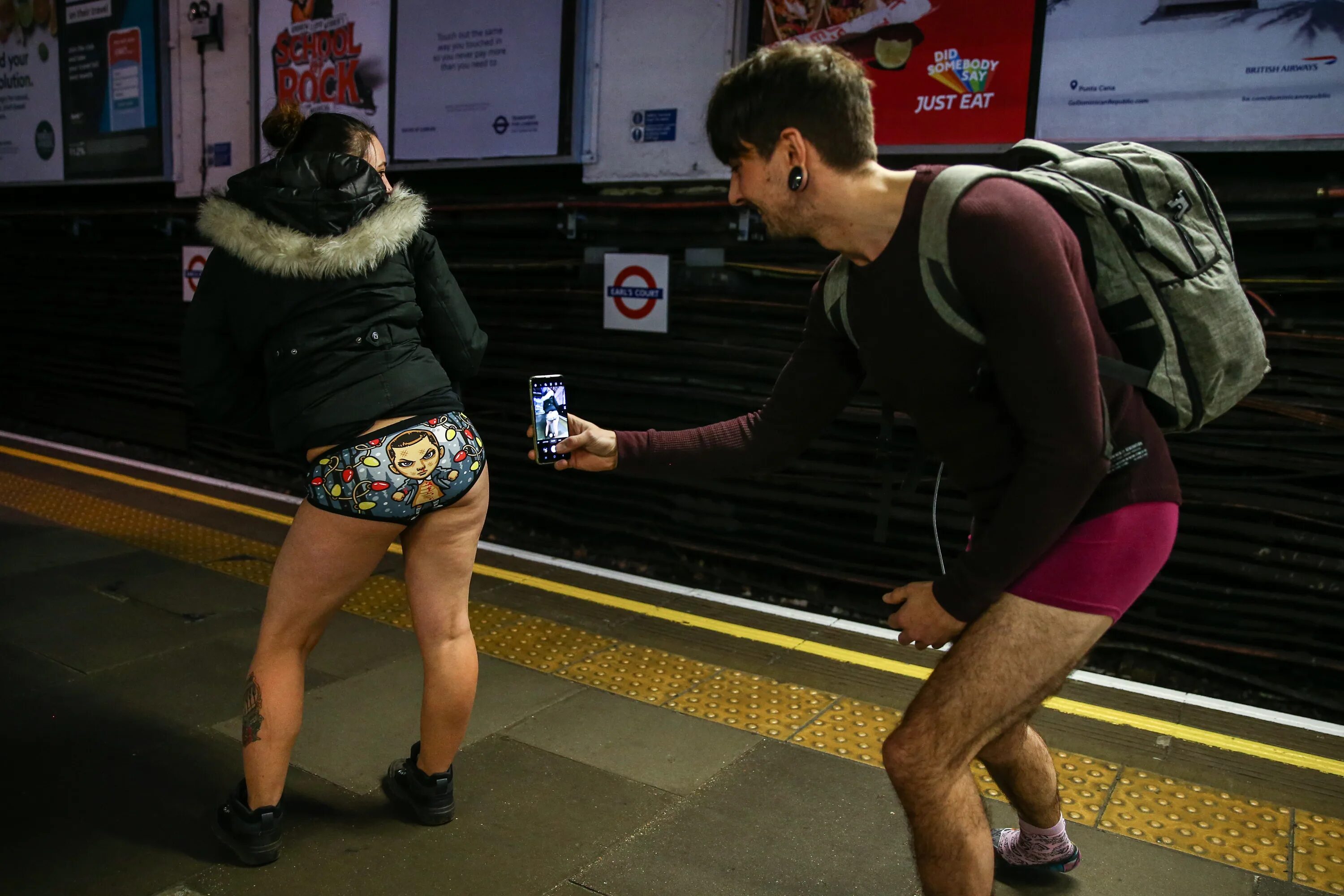 Мужчина без штанов. No Pants Subway Ride 2023. No Pants Subway Ride 2020. В метро без штанов.