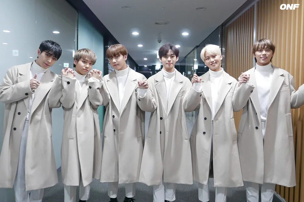 Cloud onf. Onf мингюн. Бтс и тхт. Маленькие облака. Белые облака расскажите.