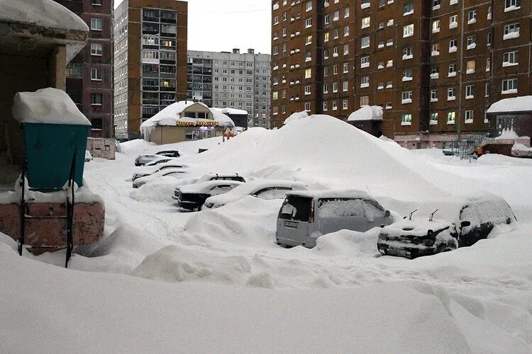 Дорогу завалило снегом. Норильск завалило снегом 2020. Снегопад в Норильске 2022. Норильск замело. Сугробы в городе.