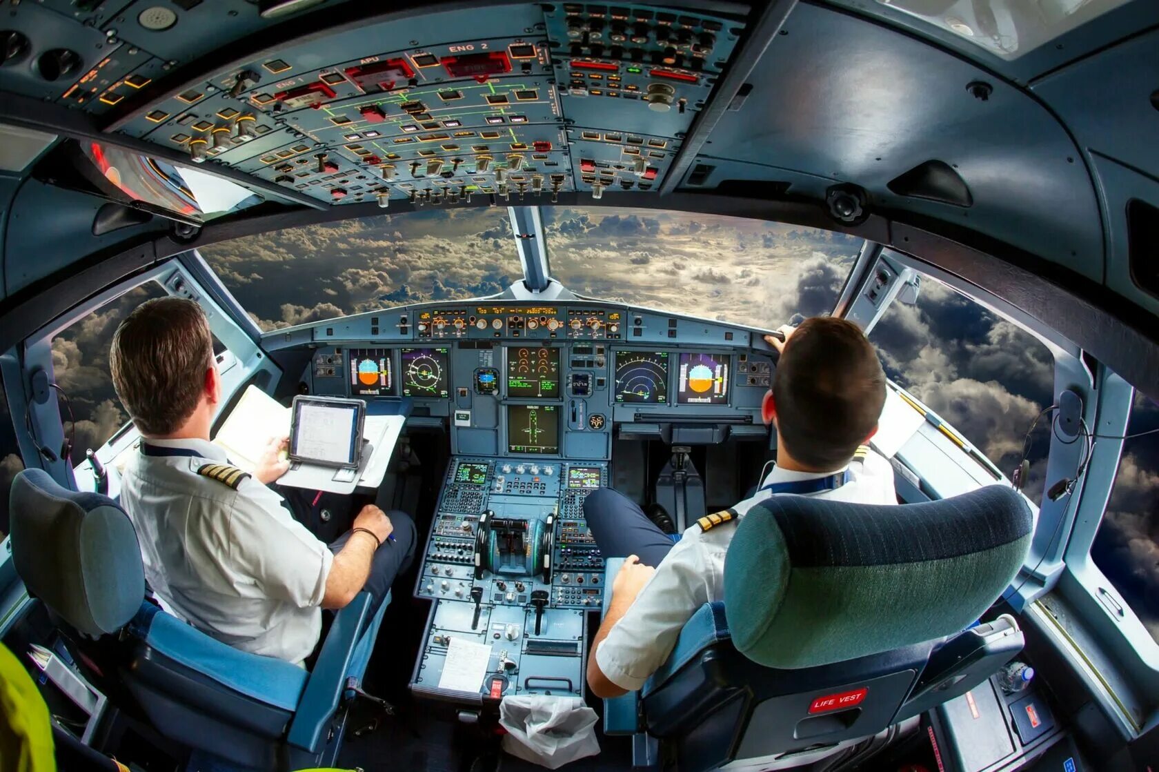 Airbus a380 кабина. Пассажирский самолет. Полет на большом самолете. Полет на большом самолете. Cessna 172 кабина пилота.