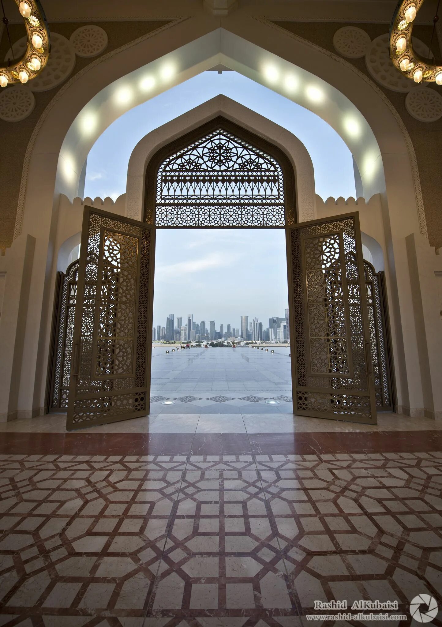 Арка в мечети. Арабо-мусульманская арки. Марокко мавританские арки архитектура. Стрельчатые арки в индии. Голубая арка как мечеть.