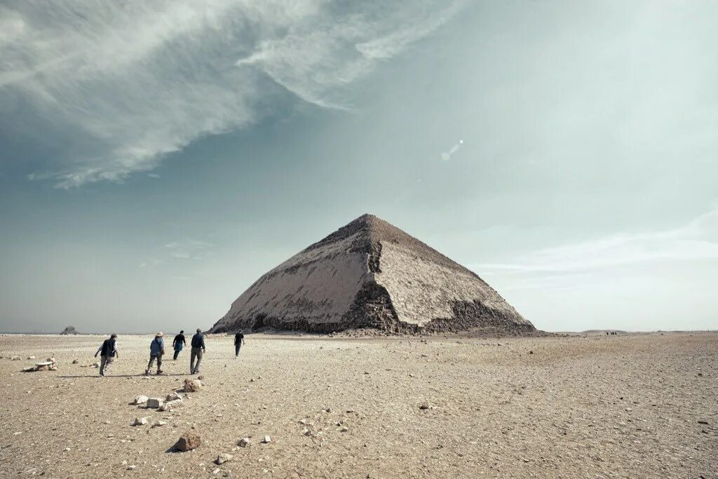 Тру пирамида. Пирамида в Дахшуре. Ломаная пирамида Дахшур. Пирамида Снофру в Дашуре. Дахшур Египет.