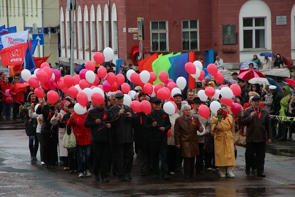Демонстрация го. Первомайская демонстрация. первомайская демонстрация в кронштадте. верхняя пышма первомайская демонстрация. паровозик на первомайской демонстрации.