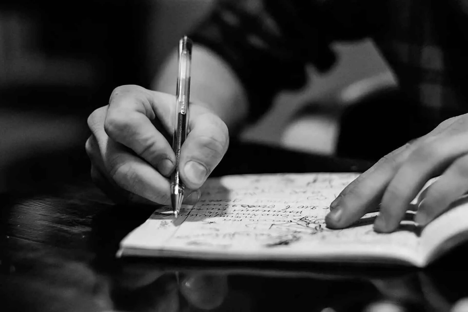Человек пишет на листе бумаги. Писать стихи. Мужчина пишет письмо. Писатель. Парень пишет стихи.