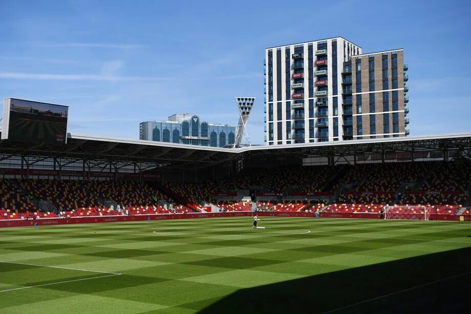 На каких стадионах пройдут матчи. Стадион Brentford. Эллиджент Стэдиум. Стадион Брентфорд комьюнити Лондон. Брентфорд коммьюнити.