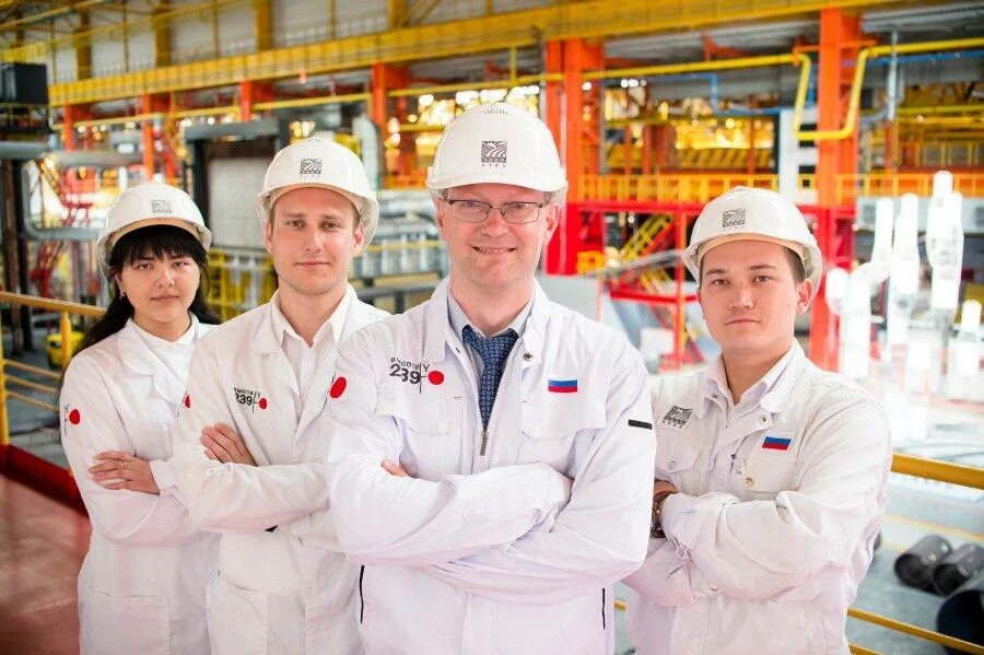 Рабочие на предприятии. Труд отзывы работников. Кладовщик на складе. Комплектовщик. Каска строителя.