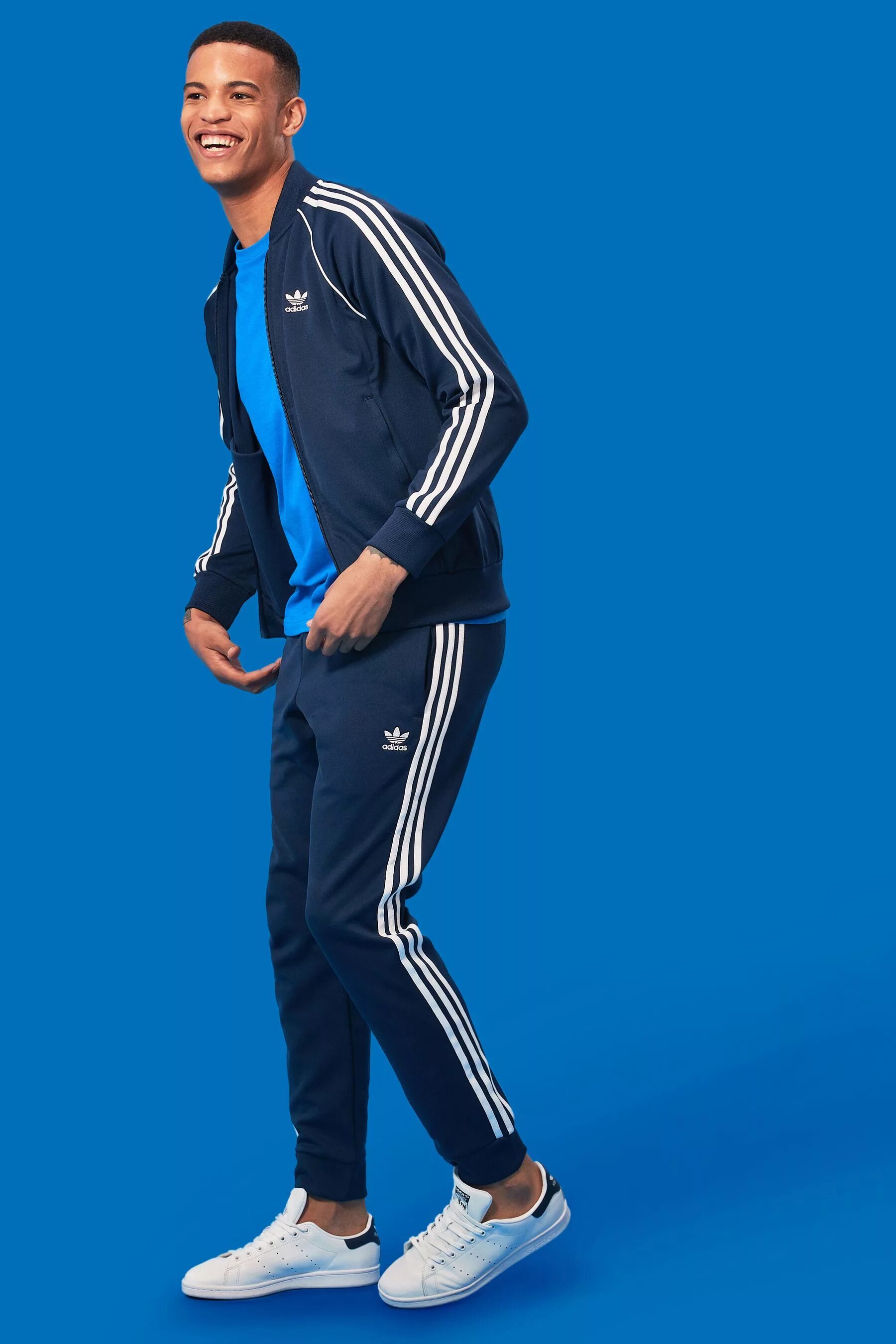 Адидас в полный рост. Adidas originals tracksuit. adidas superstar костюм. спортивный костюм адидас ориджинал мужской. adidas 3 stripes костюм мужской 2025.