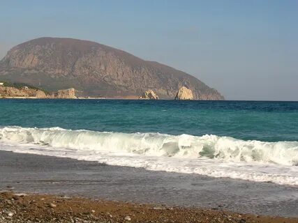 Гора поднимается из моря