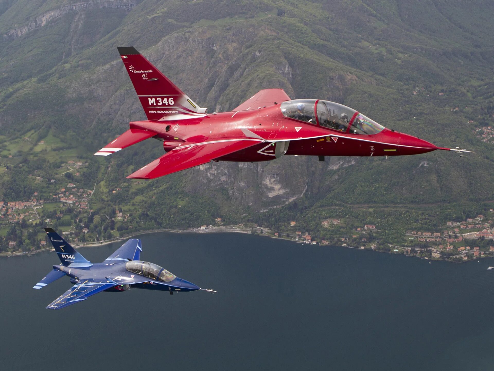 Истребитель 2014. М346 истребитель. Aermacchi m-346 Master. Alenia Aermacchi m-346 Master. M-346 самолет.