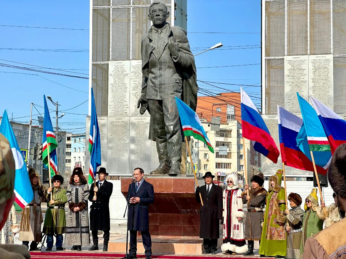 День саха якутия 27 апреля. Памятники Якутска. Памятник Ойунскому в Якутске. День Республики Саха Якутия. Памятники профессиям Якутск.