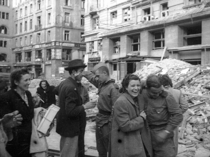 Русские солдаты в Германии 1945 году. Немецкие женщины в Берлине 1945. Русские солдаты в Берлине 1945 с немкой. Сбежать в германию