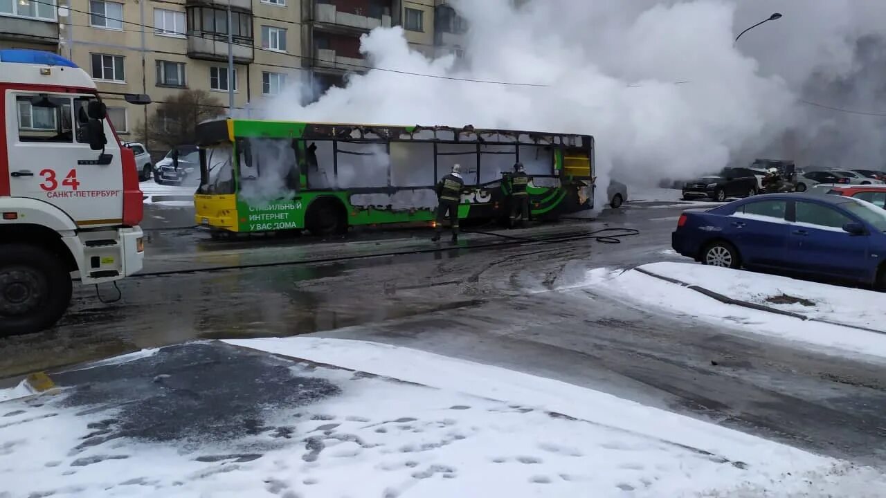 Петербурге сгорели автобусы. Сгорел автобус 2022 СПБ. В Петербурге горит маршрутка.