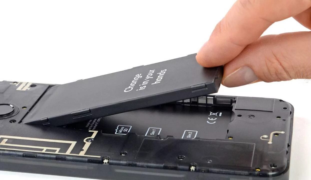 Аккумулятор samsung на айфон. Смартфон со съемной батареей. Со съемным аккумулятором. Со съемным аккумулятором. Со съемным аккумулятором.