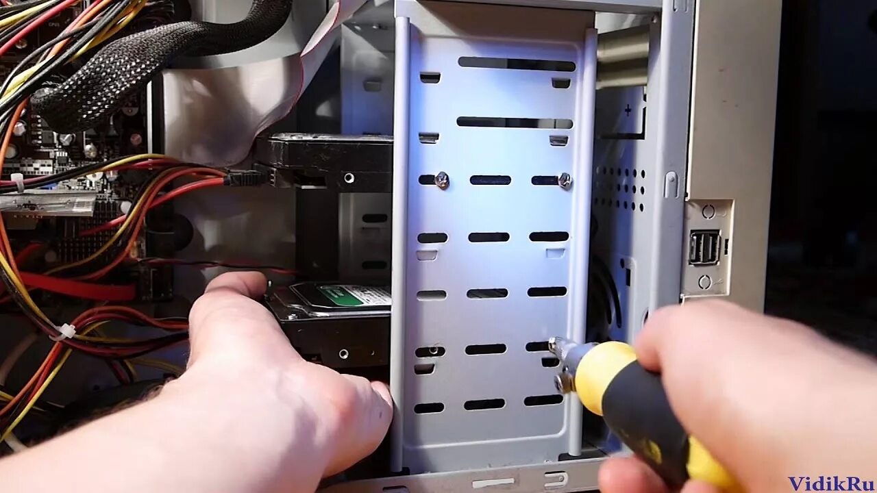 Настройки hdd. Жесткий диск из системного блока. Крепление винчестера в системном блоке. SSD для компьютера. Жесткий диск в корпусе компьютера.