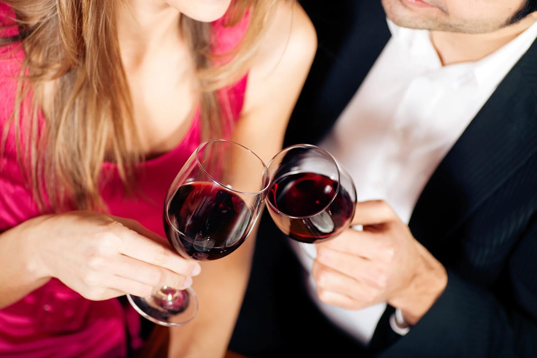 Бухни с женой. Пара с бокалами. Мужчина и женщина пьют вино. Мужчина и женщина выпивают вино. Мужчина и женщина с бокалом вина.
