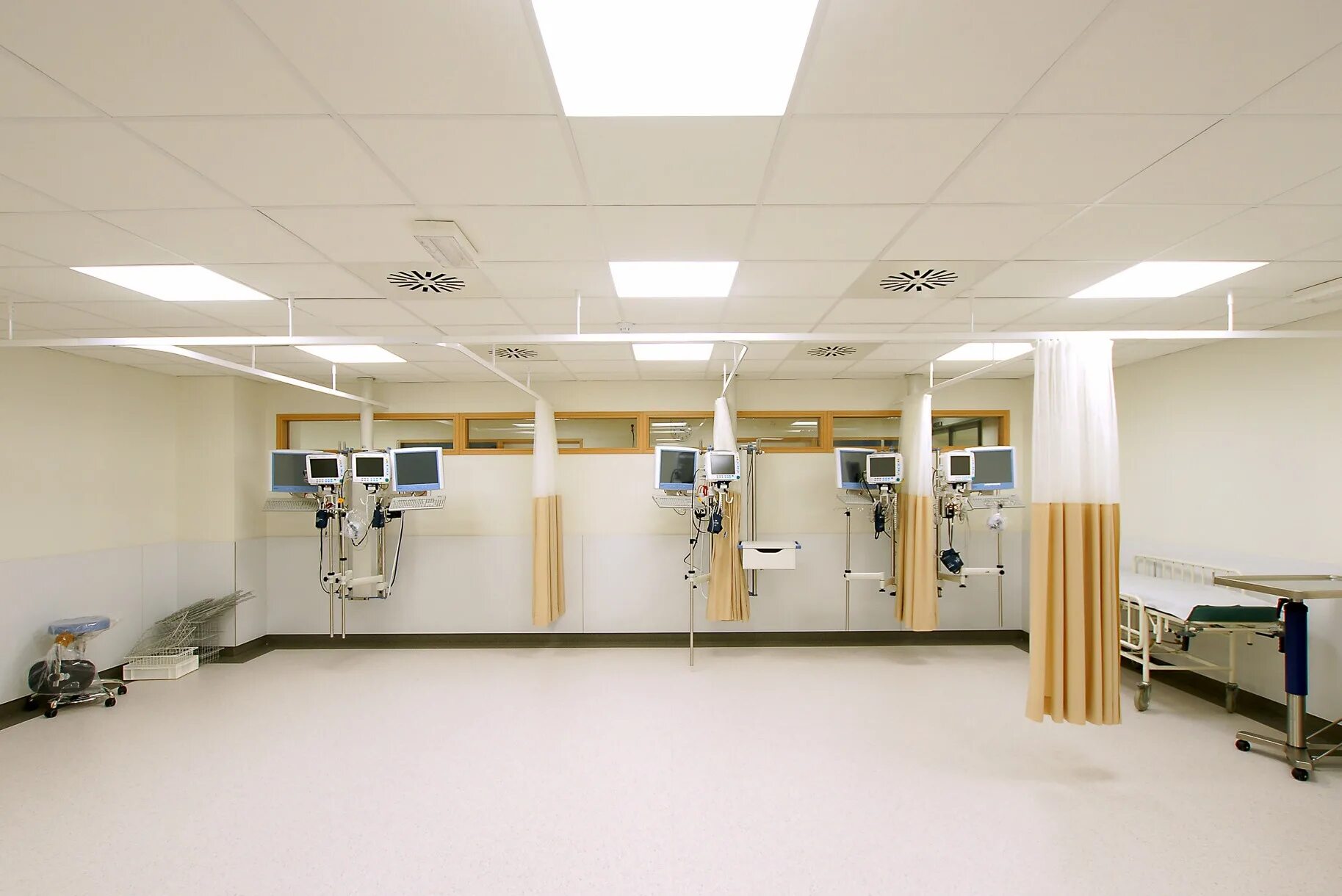 освещение чистых помещений. закрытые светильники для медицинских учреждений. освещение медицинских учреждений. освещение в стоматологическом кабинете. светильники для медицинских учреждений.