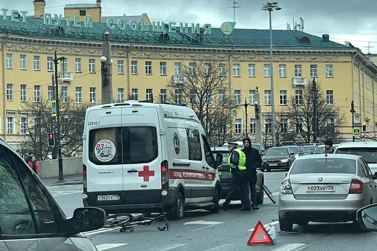 Велосипедиста сбили на Московском проспекте. ДТП С велосипедистом сегодня в СПБ. В Петербурге велосипедист въехал в машину. В питере велосипедист врезался