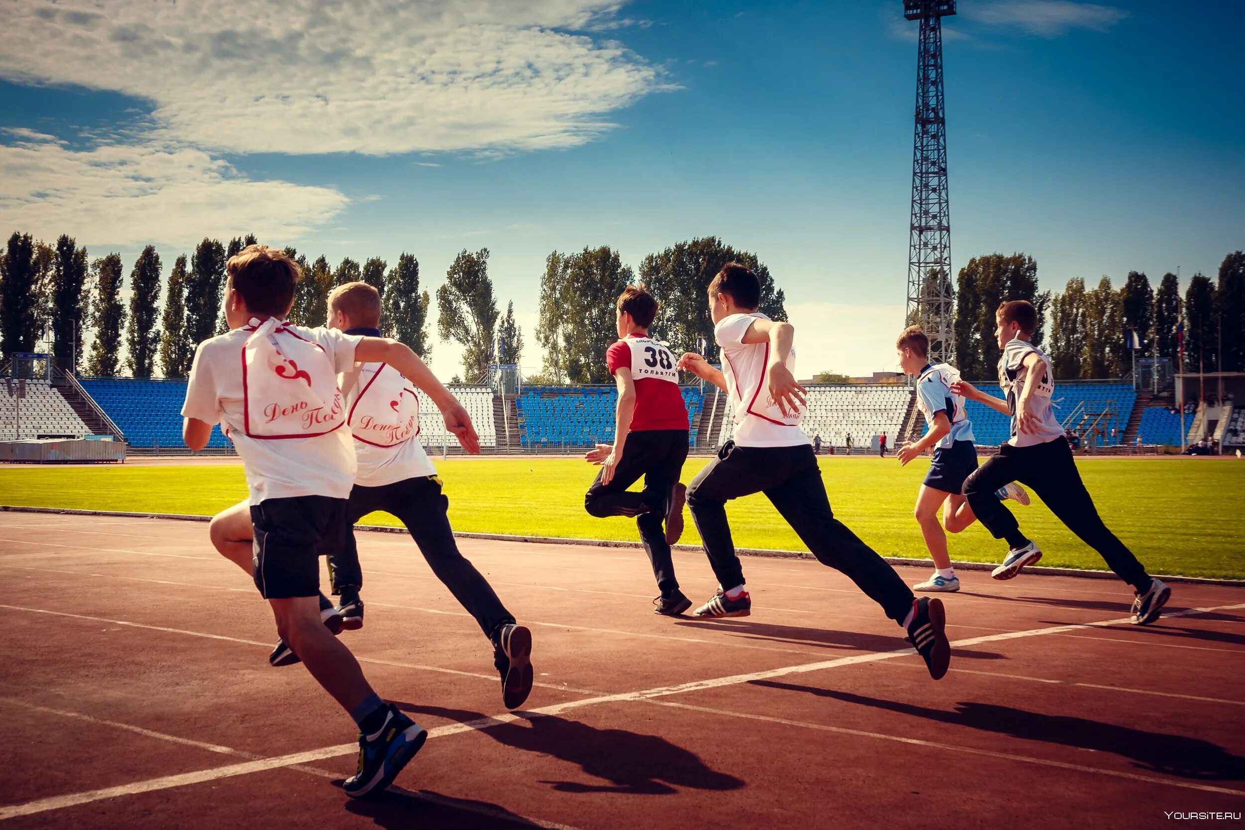 Спортивная культура спортсменов. Спортивная молодежь. Кросс 1000 метров. Спортивный фоторепортаж. Спортивный день.