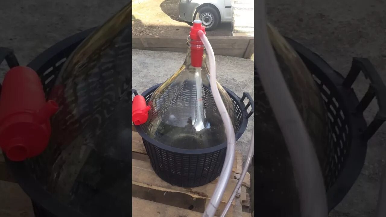 Перелив в бутылках. Перелив в бутылках. Приспособление для перекачки браги. Космос в баночке. Штука для переливания жидкости.