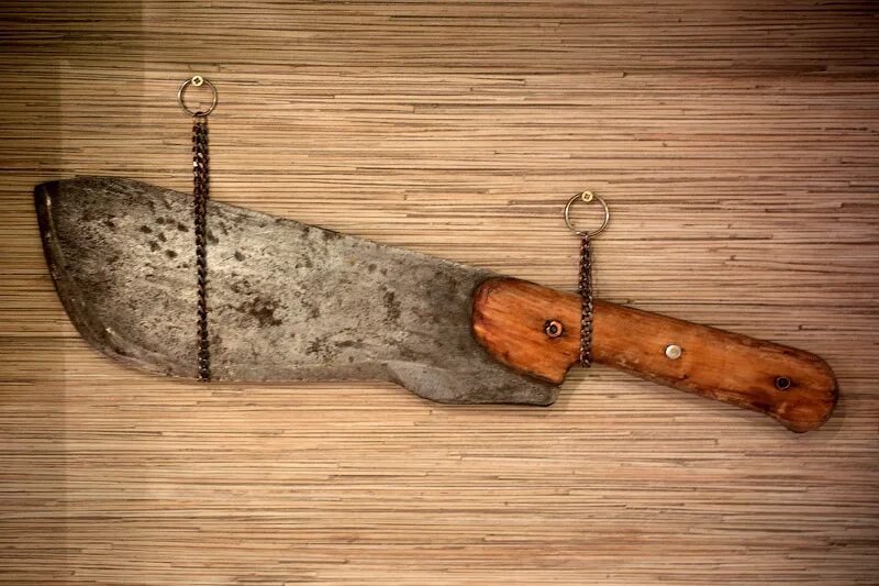 Мясницкий тесак протектированный. Тесак 19 век. Тесак холодное оружие. Перчатки тесака. Двуручный тесак.