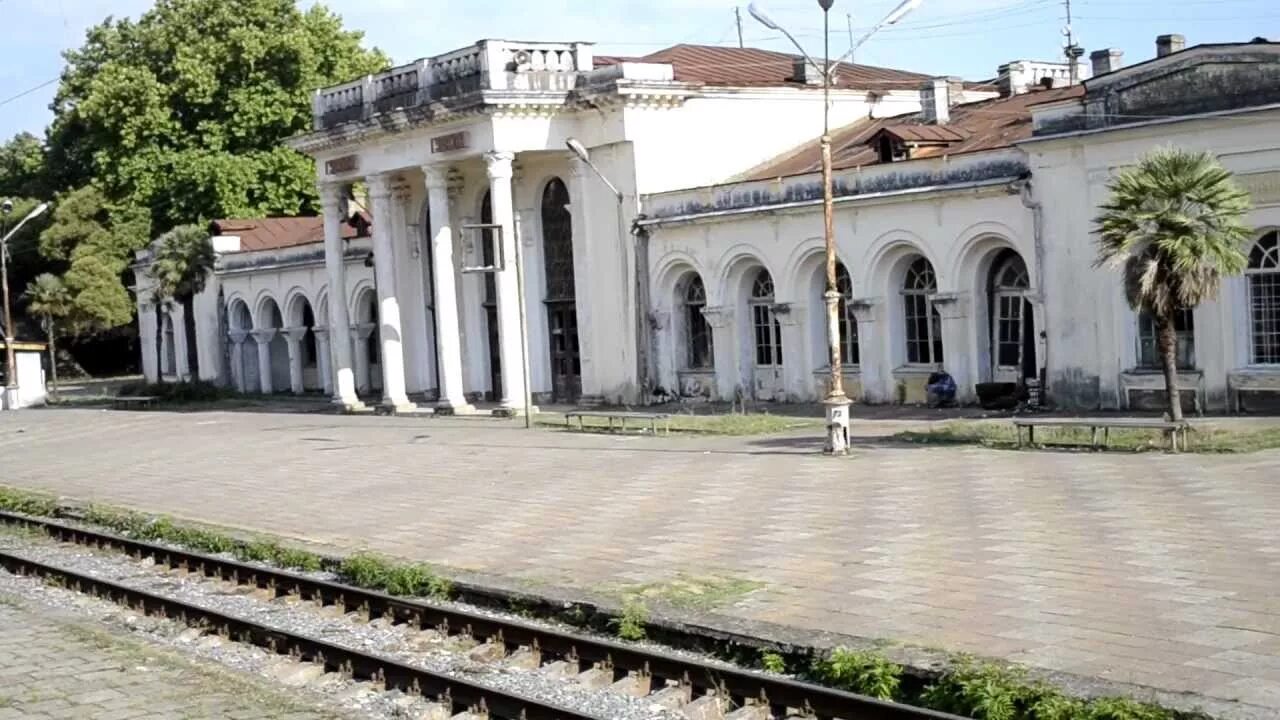 Гудаута Абхазия Железнодорожный вокзал. ЖД станция Гудаута. ЖД вокзал Сухум. Железнодорожный вокзал в Очамчира. Вокзал пицунды