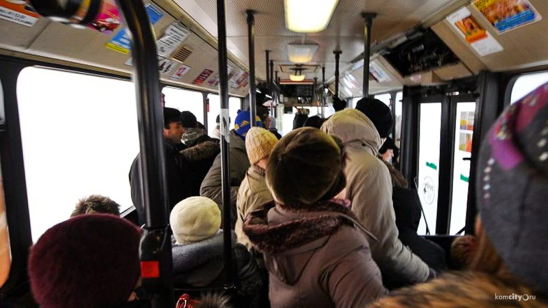 Упал в стоящем автобусе. Люди в автобусе. Салон автобуса. Автобус внутри. Автобус внутри с пассажирами.