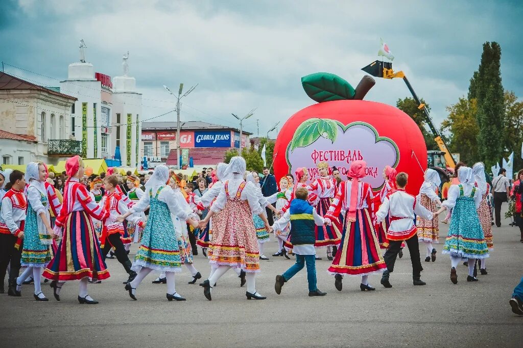 Мичуринск программа. Мичуринск яблочный фестиваль. Фестиваль Мичуринского яблока. Фестиваль Мичуринского яблока Тамбов. День яблока Мичуринск.