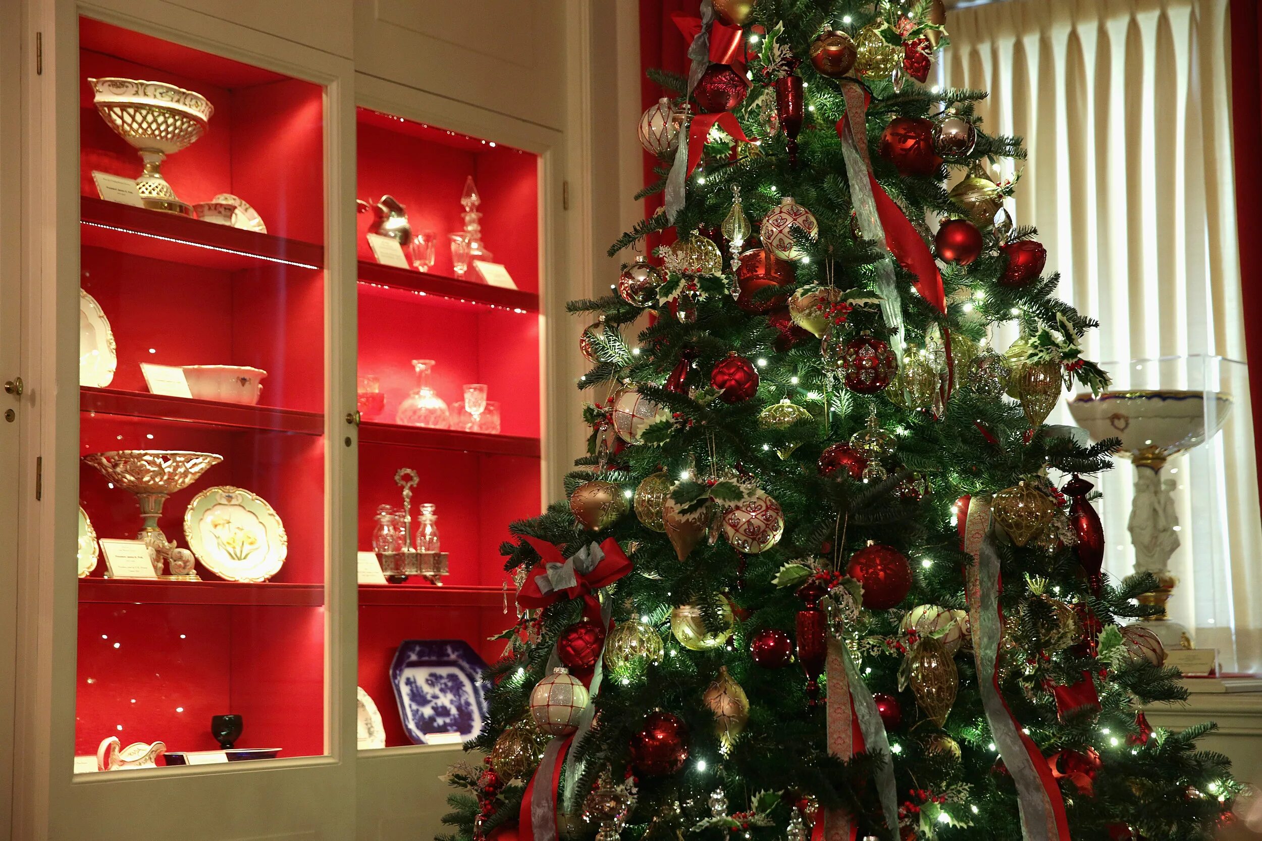 Золотая елка. Елка красно золотая. Новогодняя елка золото с красным. Украшение елки в красно золотом цвете. Красивая елка.