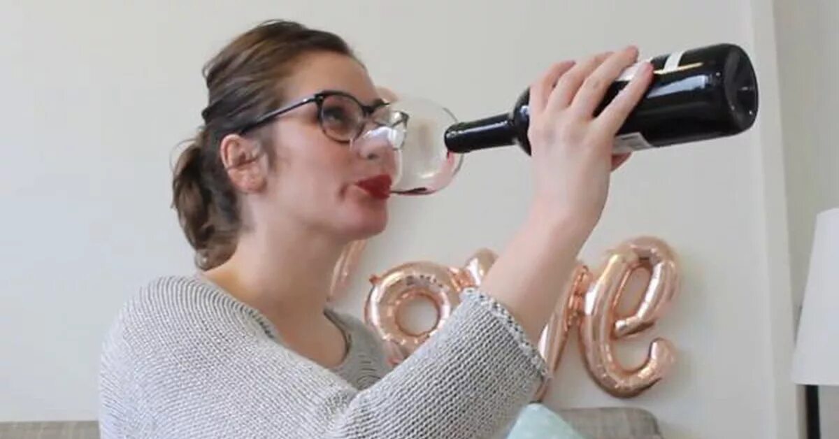 Гигантский бокал вина. 1 стакан вина. Огромный бокал. Огромный бокал. Большой бокал для вина.