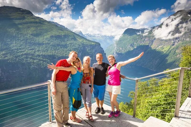 Enjoy the good weather. Счастливые люди в Норвегии. Норвегия фото людей. Хорошая погода компания. Норвежская реклама одежды и сумок фьорды.