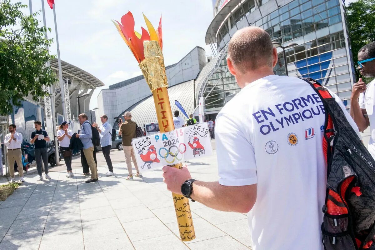 Поедут ли спортсмены на олимпиаду в париж. Олимпийский факел 2024. Протесты во Франции. Коррупция во Франции.