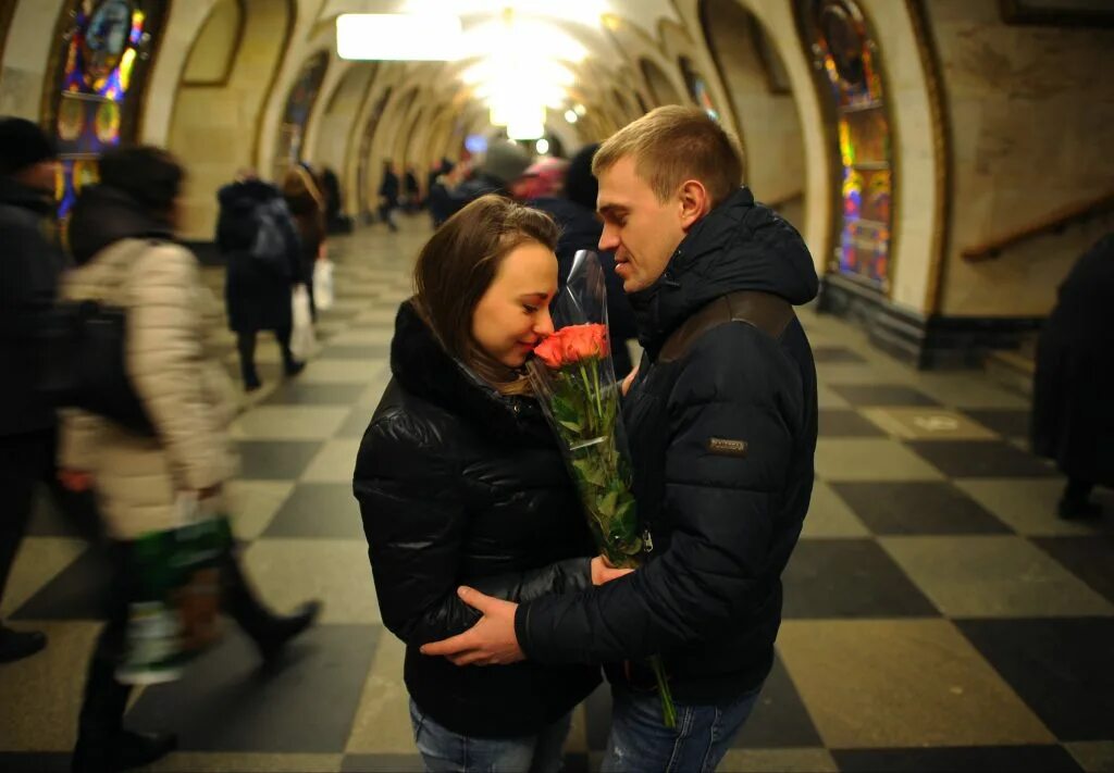 Влюбленные в метро. Поцелуй в метро. Фотосессия влюбленных в метро. Влюбленные пары в метро.