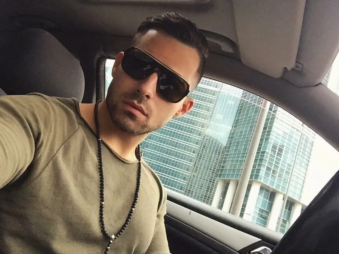 деревенский парень. симпатичный мужчина 35 лет. богатый парень. парень дома. состоятельный мужчина.