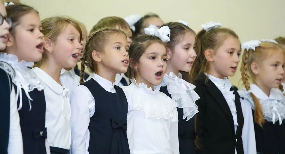 Школьники поют. Пение в начальной школе. Дети поют в школе. Урок пения в школе.