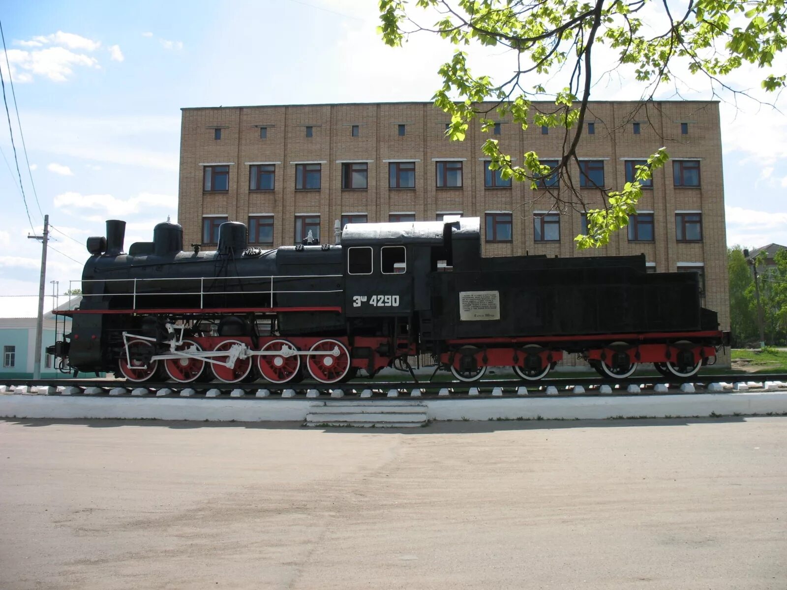 Пжро вязьма. Паровоз-памятник эш-4290. паровоз эш-4290 в вязьма. вязьма вокзал паровоз. паровоз вязьма памятник.