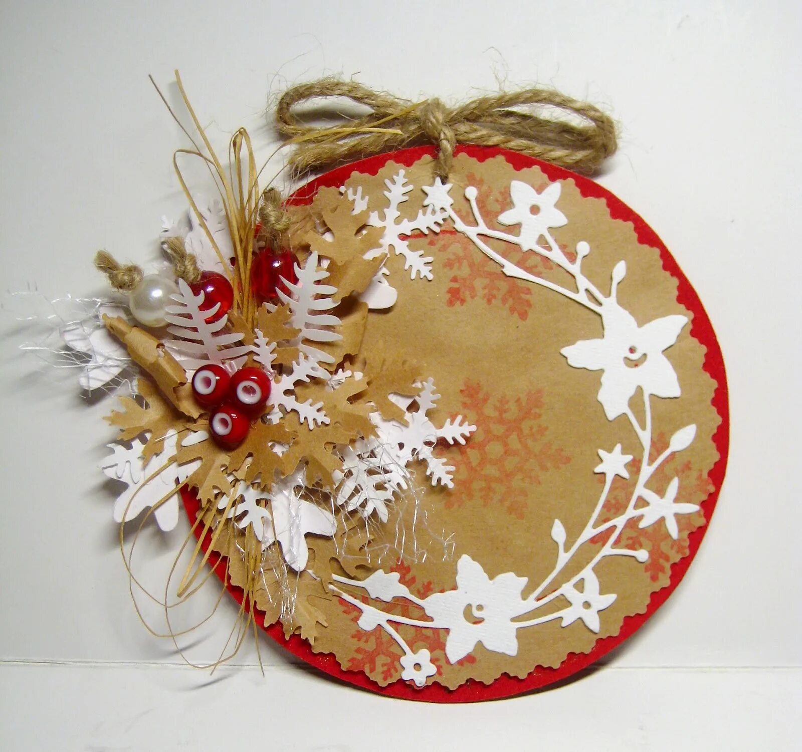 Объемная елочная игрушка. Новогодняя игрушка шар из бумаги. Объемный новогодний шар. Круглая новогодняя подделка. Поделка новогодняя круглая.