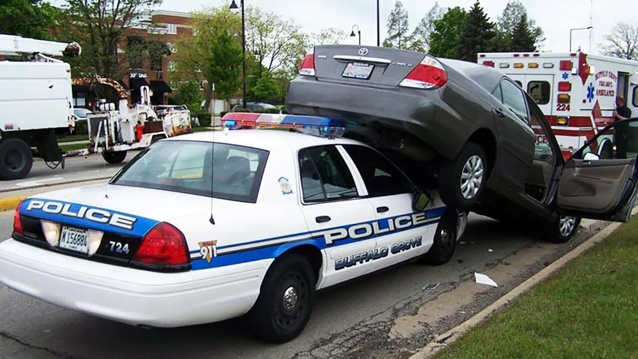 Полицейский разбивает машину. Перевернутая Полицейская машина. Разбитые полицейские машины. Полицейская машина погоня. Сломанная Полицейская машина.