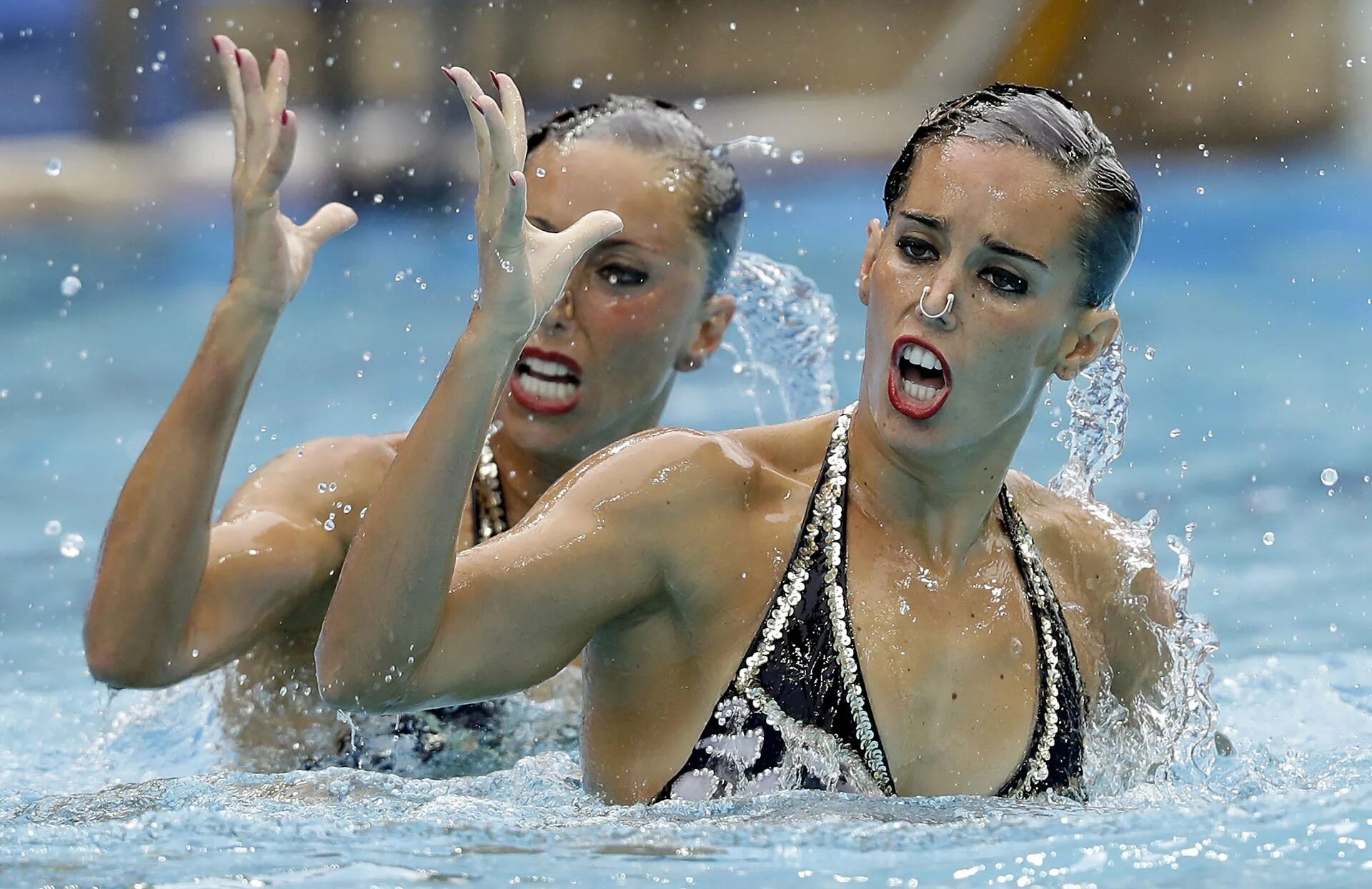 Макияж синхронисток. Синхронное плавание прическа. Макияж синхронисток фото. My sister swimming