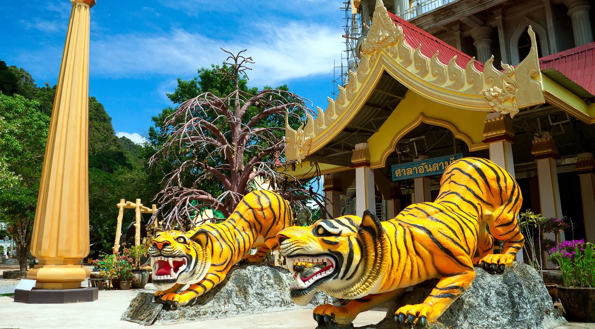 Храмы краби. Тигриный монастырь Таиланд. Храм тигров Краби. Храм тигра в Тайланде. Храм тигра в Тайланде Краби.