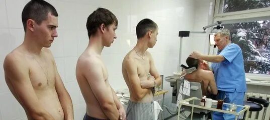 Парни 16 лет в военкомате. Что делают в военкомате в 16. Медкомиссия в военкомате. Медосмотр призывников в армию. Военкомат в 16 лет.