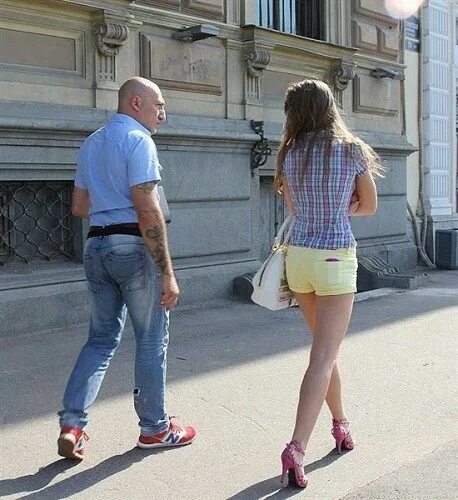 свидания пикап. парень и девушка на прогулке. привела парня с улицы. парень несет сумку девушки. девушка пристает к парню.