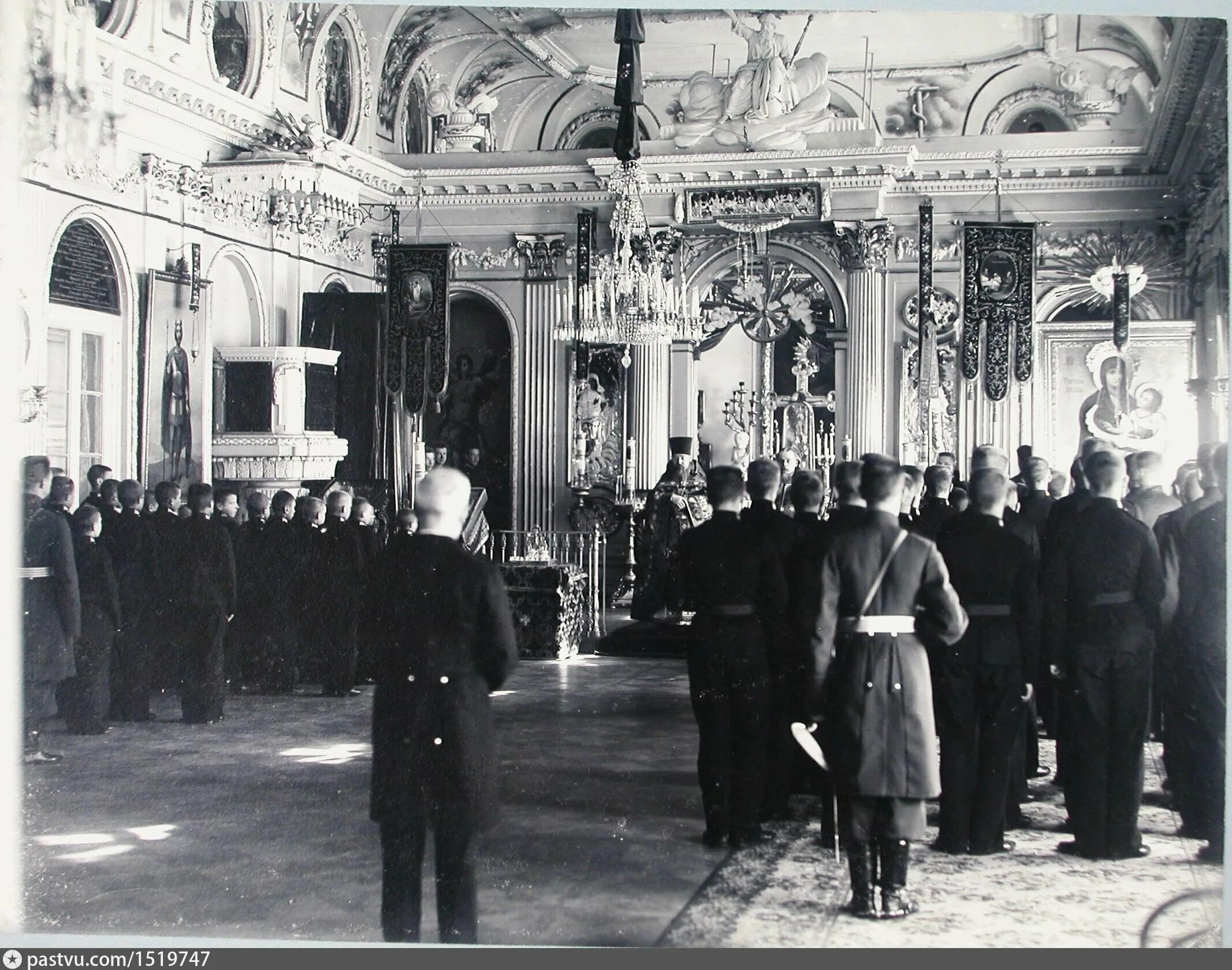 Петергофский лагерь. Суворовцы на параде в екатеринбурге 2022. Спасский переулок 6-8. 154 преображенский полк почётный караул. Служба времени санкт петербург.