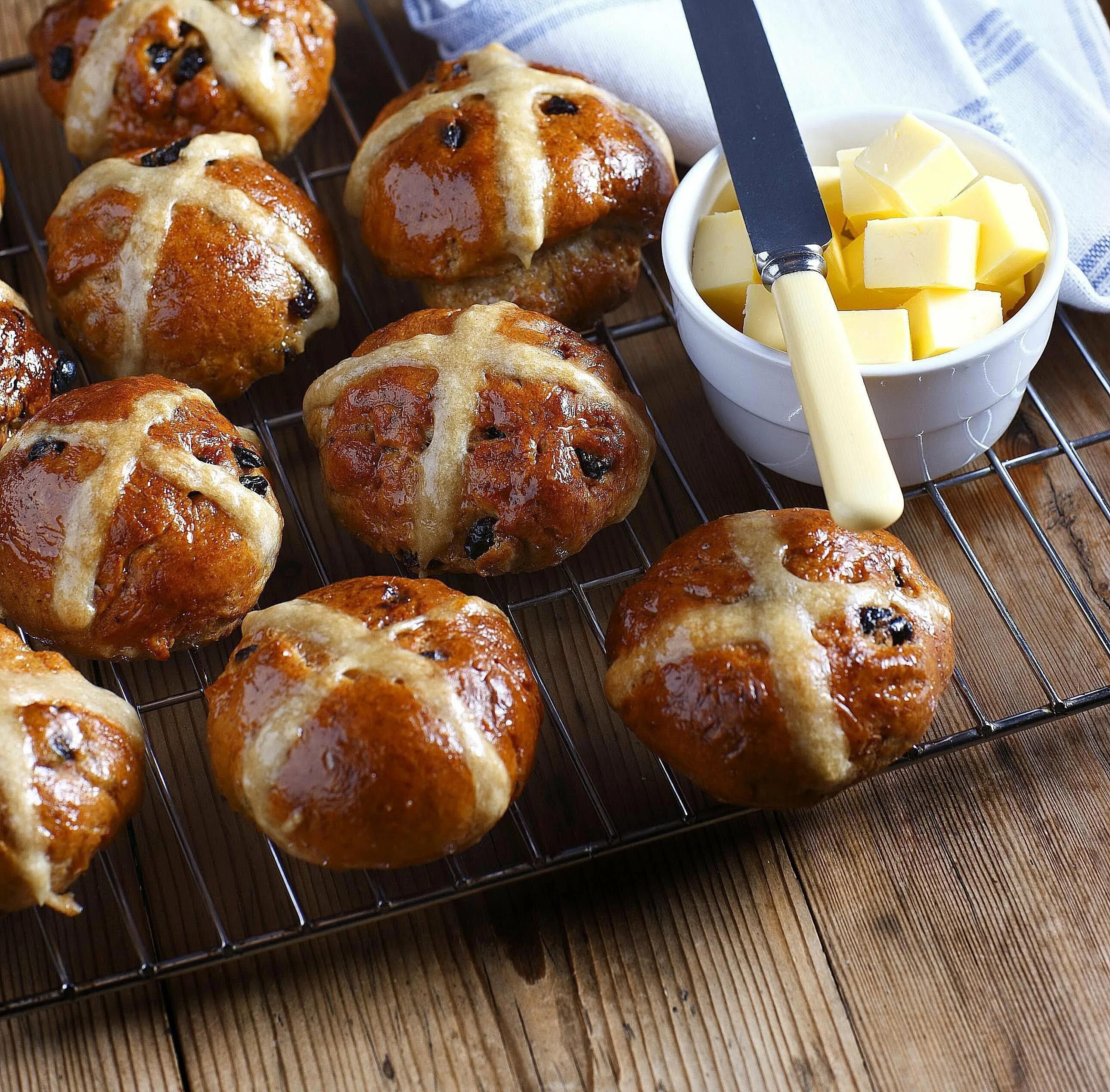 Hot Cross buns булочки. Hot Cross buns в Великобритании. Hot Cross buns церемония. Пасхальные крестовые булочки. Булочки ч