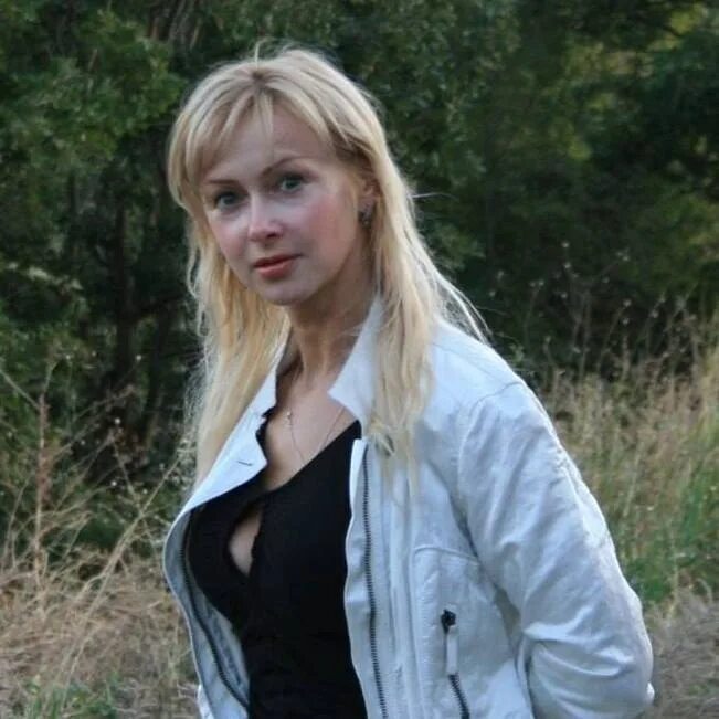 Девушку для серьезных отношений. Без всяких регистраций. Обычная девушка. Без всяких регистраций. Без всяких регистраций.