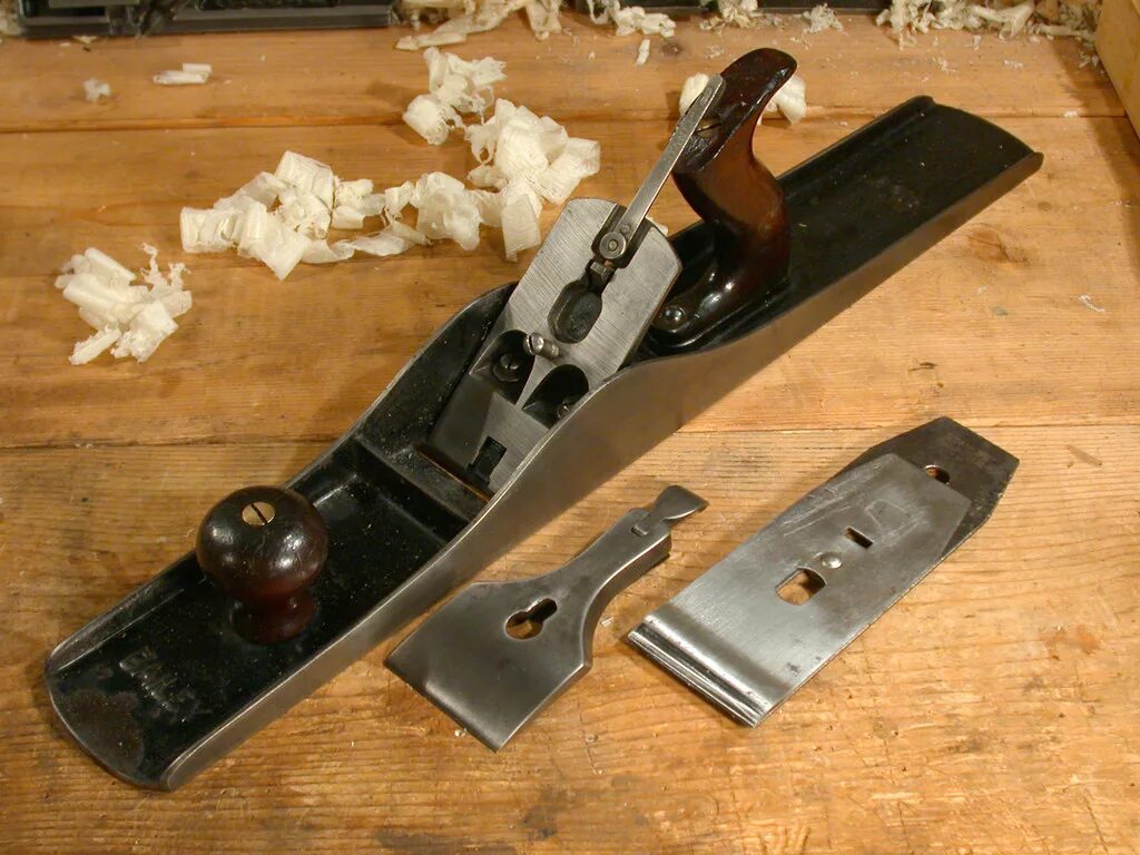 Рубанок stanley №4. Рубанок электрический интерскол р-110/1100м заточка ножей. Прижим лезвия рубанка интерскол. Ручной деревообрабатывающий инструмент для строгания. Фуганок из электрорубанка интерскол 110.